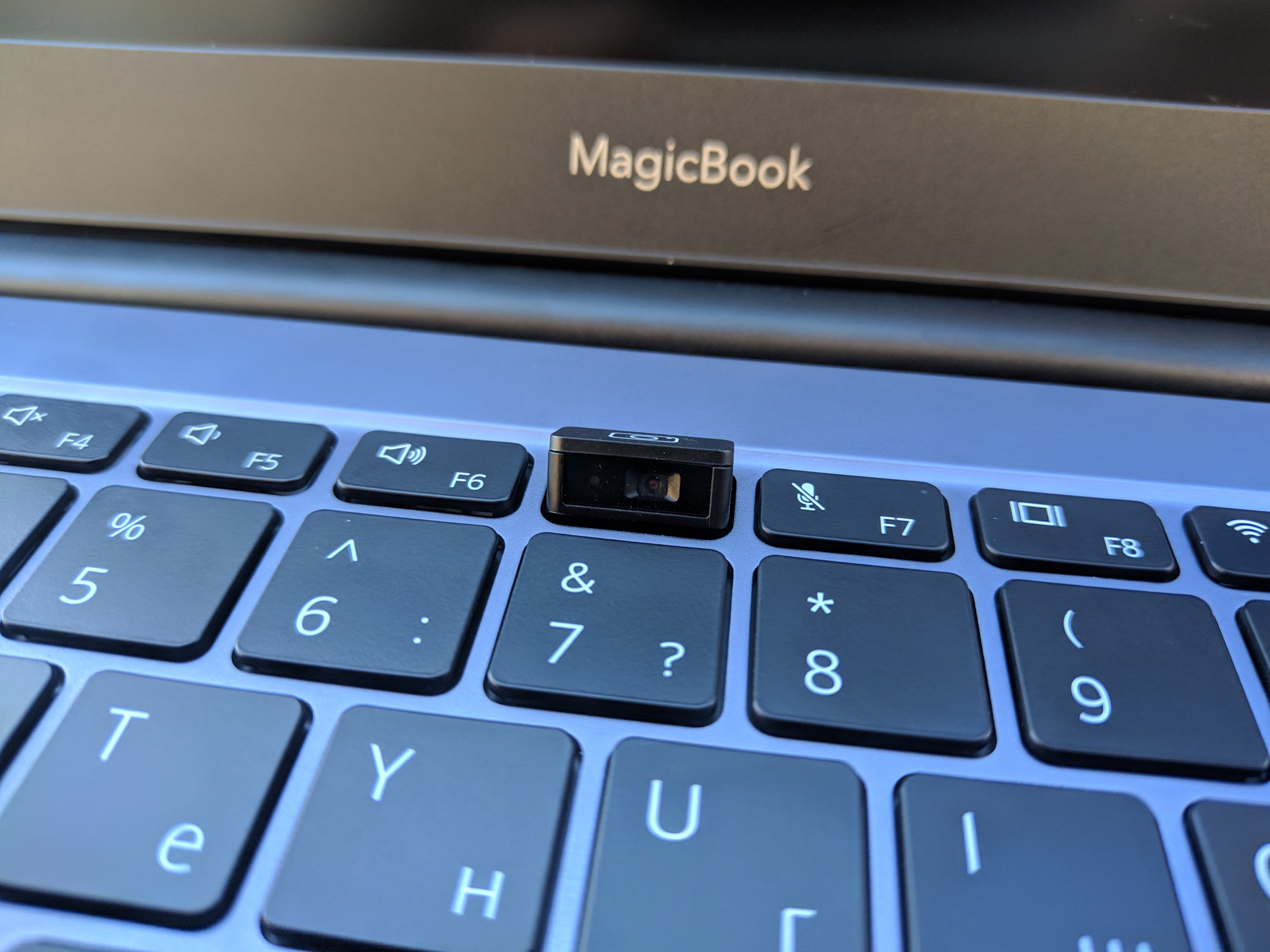 Matebook d16 как включить подсветку клавиатуры. Honor MAGICBOOK 14 клавиатура. Клавиатура ноутбука Хуавей. Honor ноутбук со скрытой камерой. Пишет на ноутбуке.